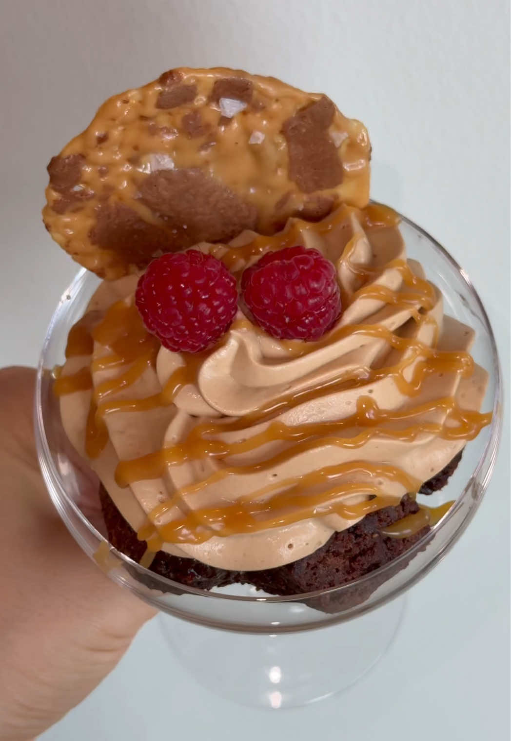 Kladdkaka i glas med dumlegrädde 🥰 RECEPT ⤵️ Kladdkaka: 200 g smält smör 4 ägg 4 strösocker  3 dl vetemjöl 1.5 dl kakao  1 msk vaniljsocker En nypa salt (Blanda alla ingredienser, häll ner i en 24 cm form och grädda i ugnen i cirka 20 min på 175 grader) låt svalna och frys sedan in (enklare att hacka upp då). Dumlegrädden 200 g dumle 2 dl grädde  Värm upp grädden (ska inte koka) och låt dumlen smälta. Ställ in i kylen i minst 6 timmar eller över natten. Vispa 🤌 Dumlechips: Sätt ugnen på 180 grader. Lägg dumpen på en plåt med bakplåtspapper. Grädda cirka 5 min eller tills dumlen smält. Toppa med flingsalt och låt svalna helt så att den stelnar. Trevlig helg! ☀️