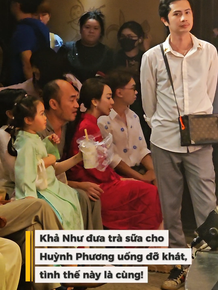 Khả Như và Huỳnh Phương ngồi chờ cúng giỗ tổ  #huynhphuong #khanhu #giotosankhau #khanhumeo #showbizviet 