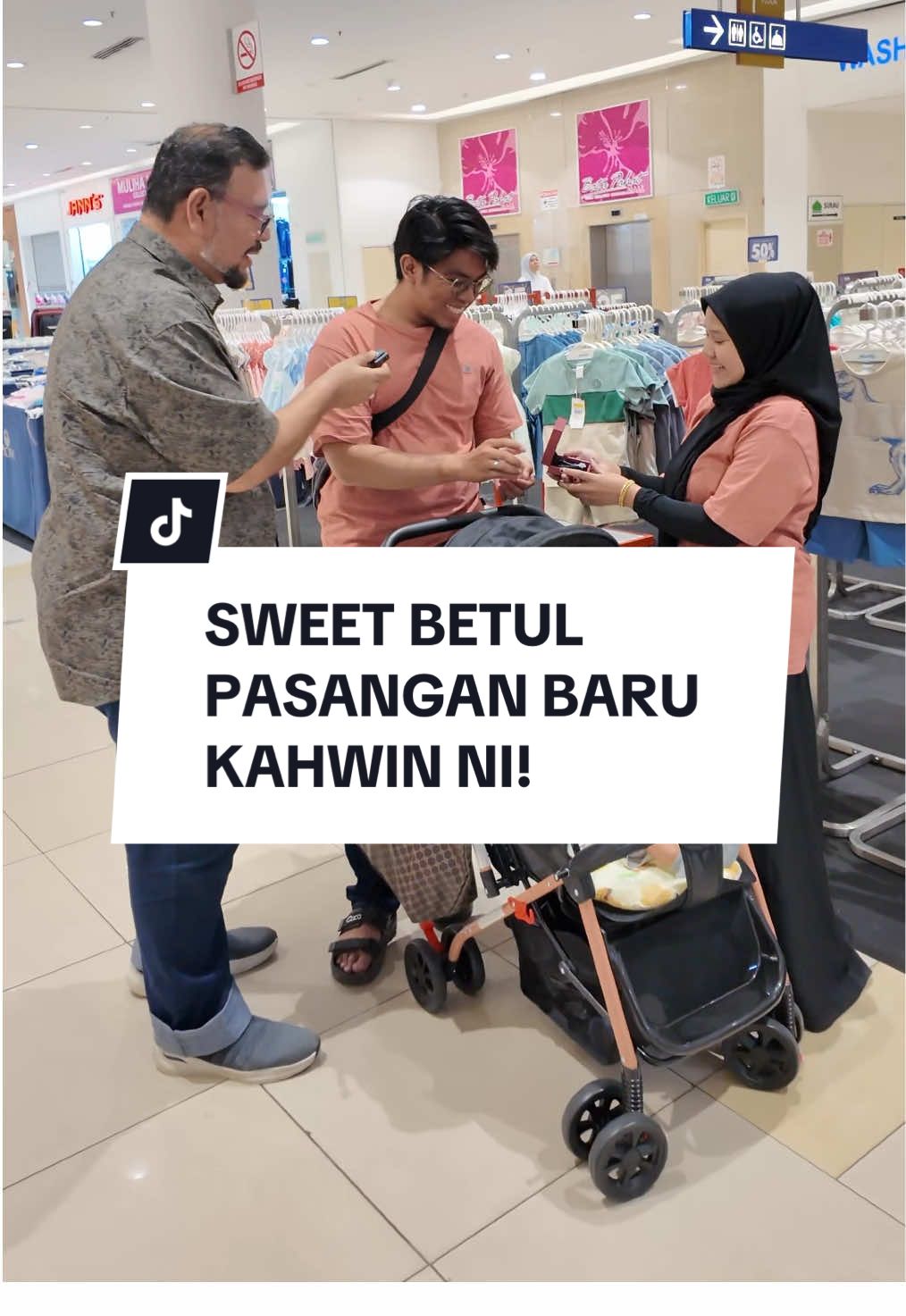 Kalau baru kahwin ni semuanya manis je kan?! Saja saya usik pasangan bahagia ni harini 😍❤️  #cikgushaarikongsirezeki #socialexperiment #fyp #cikgushaariofficial #kongsirezeki 