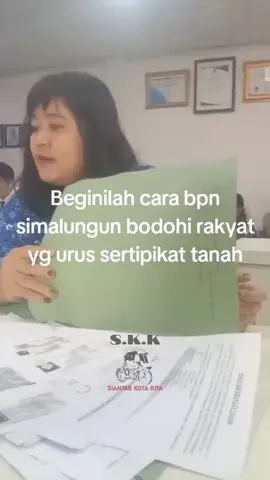 Simalungun – Sebuah rekaman video yang beredar di media sosial memperlihatkan keluhan warga terkait rumitnya pengurusan sertifikat tanah di Kantor Badan Pertanahan Nasional (BPN) Simalungun.  Dalam video, perekam menyebut sudah memenuhi semua persyaratan administrasi dan membayar kewajiban sesuai aturan. Namun, proses pengurusan sertifikat tetap berlarut-larut. Bahkan, warga mengaku masih diminta mengeluarkan uang tambahan untuk berbagai keperluan. “Petugas BPN itu kan digaji negara, tapi kalau mau ke lapangan rental mobil, Avanza atau Fortuner, kok dibebankan ke masyarakat?” tanya perekam dalam video. Seorang petugas yang terekam dalam percakapan terdengar membenarkan hal tersebut. “Iya pak, betul pak, ada aturannya pak,” ujar petugas BPN. Kasus ini memicu sorotan warganet yang menuntut adanya transparansi dan perbaikan pelayanan publik di BPN.