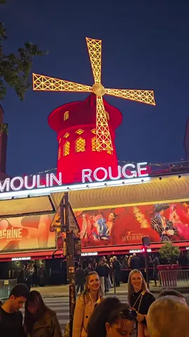 Le mythique Moulin Rouge Paris Crédit Vidéo IG @pichejocelyn Follow us on IG: @champselysees_paris www.champselysees-paris.com © Paris, Always an Amazing idea! #paris #montmartre #montmartreparis #cabaret #moulinrouge
