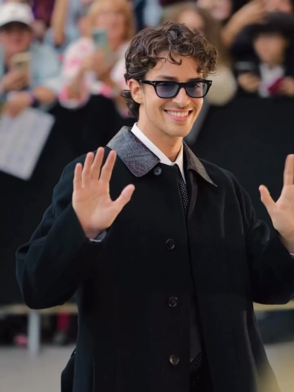 Manu Rios no desfile da TOM FORD durante a Paris Fashion Week 🖤✨