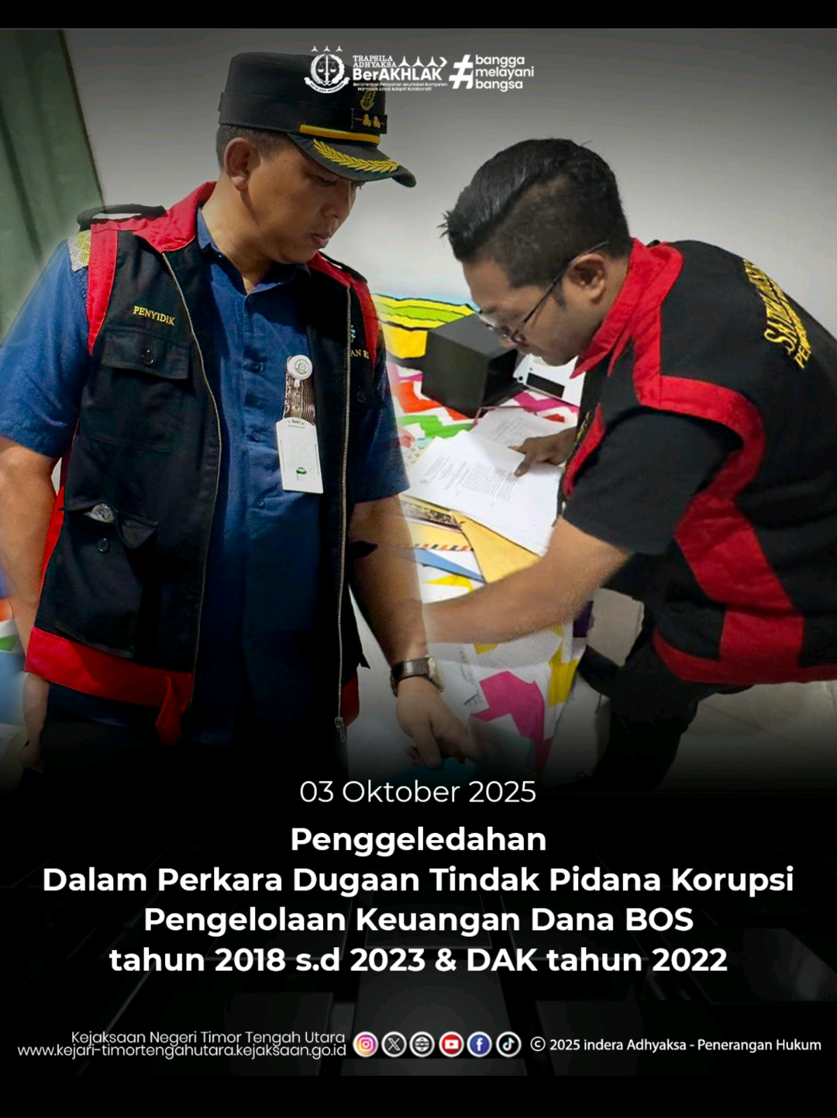 Perkara dugaan tindak pidana korupsi dalam pengelolaan Keuangan Dana BOS tahun 2018 sampai dengan 2023 dan Dana DAK tahun 2022 pada Sekolah Luar Biasa (SLB) Negeri Benpasi, memasuki babak baru. Kejaksaan Negeri Timor Tengah Utara (Kejari TTU) pada Jum'at (03/10/2025), melakukan penggeledahan pada sejumlah lokasi dalam rangka mengumpulkan bukti-bukti tambahan dalam perkara tersebut. Proses Penggeledahan tersebut dilaksananakan setelah Penyidik pada Kejari TTU memperoleh ijin dari Pengadilan Tindak Pidana Korupsi di Kupang. Penggeledahan dilakukan di kediaman pribadi Mantan Kepala SLB Benpasi, Elen Makalita, yang terletak di RT 007, RW 002, Kelurahan Benpasi, Kecamatan Kota Kefamenanu, Kabupaten Timor Tengah Utara. Tak hanya di rumah mantan Kepala SLB Benpasi, penggeledahan juga dilanjutkan di Sekolah Luar Biasa (SLB) Benpasi yang beralamat di Jl. Sisingamangaraja, Benpasi, Kecamatan Kota Kefamenanu, Kabupaten Timor Tengah Utara. Dari penggeledahan itu Tim Kejaksaan Negeri TTU tampak membawa sejumlah kotak berisi dokumen. Aksi penggeledahan tersebut dipimpin langsung oleh Kepala Kejaksaan Negeri Timor Tengah Utara, Firman Setiawan, S.H., M.H., didampingi Kepala Seksi Bidang Tindak Pidana Khusus, Semuel Otniel Sine, S.H., M.H., Kepala Seksi Intelijen, T.Bastanta Tarigan, S.H., Jaksa Penyidik, dan Staf bidang Tindak Pidana Khusus beserta Staf Intelijen Kejaksaan Negeri Timor Tengah Utara. Untuk diketahui, aksi penggeledahan dilakukan menyusul adanya dugaan korupsi pada Sekolah Luar Biasa (SLB) Benpasi. Penyidik Kejaksaan Negeri TTU mengendus adanya dugaan korupsi dalam pengelolaan Keuangan Dana BOS tahun 2018 sampai dengan 2023 dan Dana DAK tahun 2022 yang saat ini masih dihitung jumlah Kerugian Negaranya. #kejaksaanri #kejatintt #kejarittu 