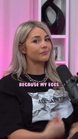 EGG FREEZING 🥚🥶  Someone help us out and tell us who they’ve used or had good/bad experiences with a company 🥹 Also go listen to the full ep thank you very much x  @itspaigefletcher @geeebeee98 #eggfreezing #strictlypgpod