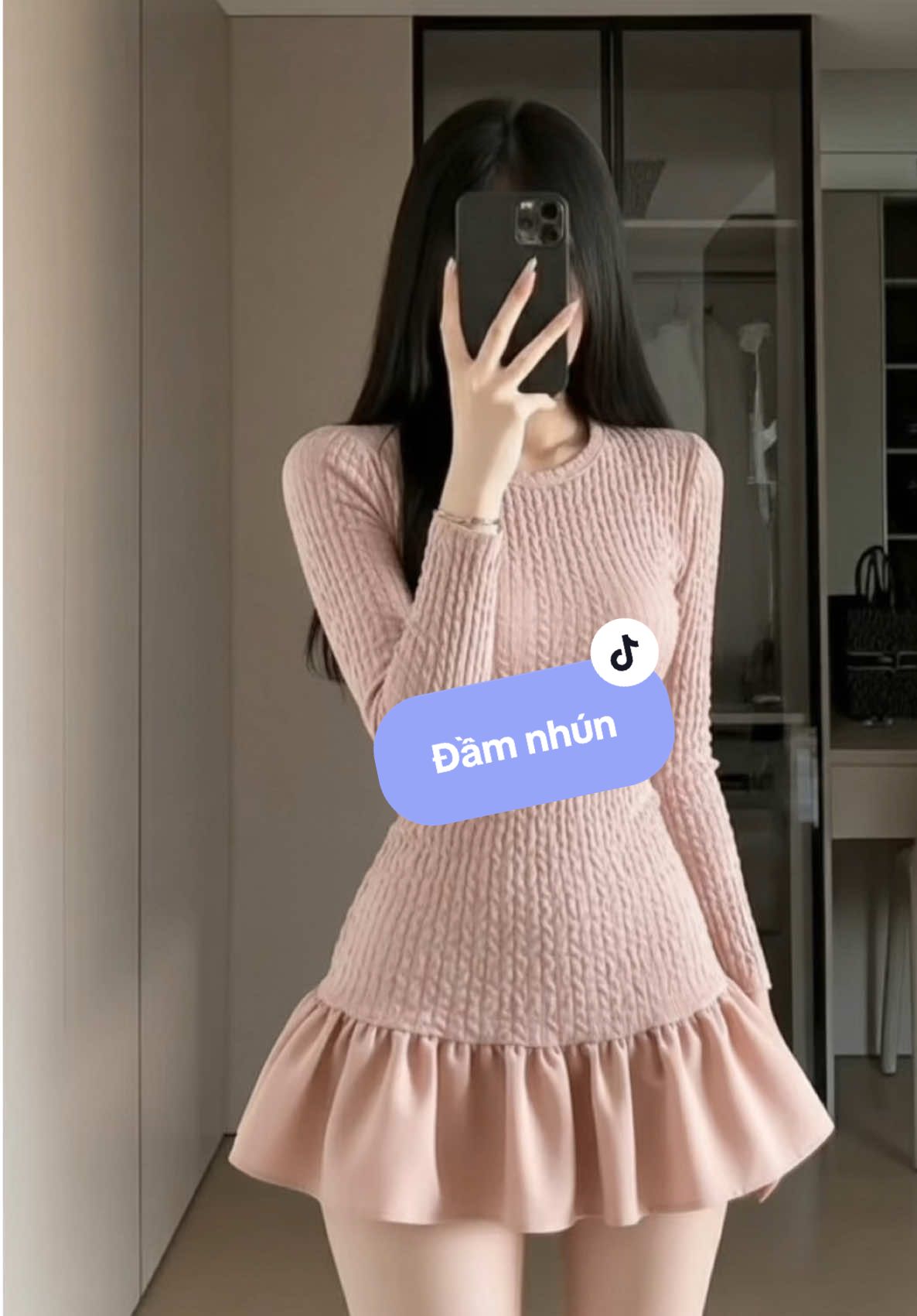 Em đầm nàng thơ này là chân ái cho những buổi hẹn hò lãng mạn, màu hồng nhạt kết hợp nhún viền bèo. Quá đã mí Bà ơi #phoidoxinh #myoutfit #dam #vay 