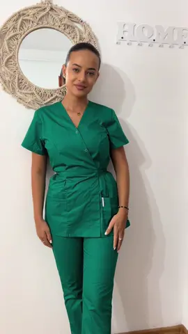 Uniformă comodă, dar cu stil? ✔️ Costumele de asistentă Runi îți dau libertate de mișcare, culori moderne și un look profesionist care te face să te simți bine toată ziua. 🩺✨ Descoperă colecția pe Runi.ro! #uniformamedicala #scrubsfashion #asistenta #Runi #medicalstyle