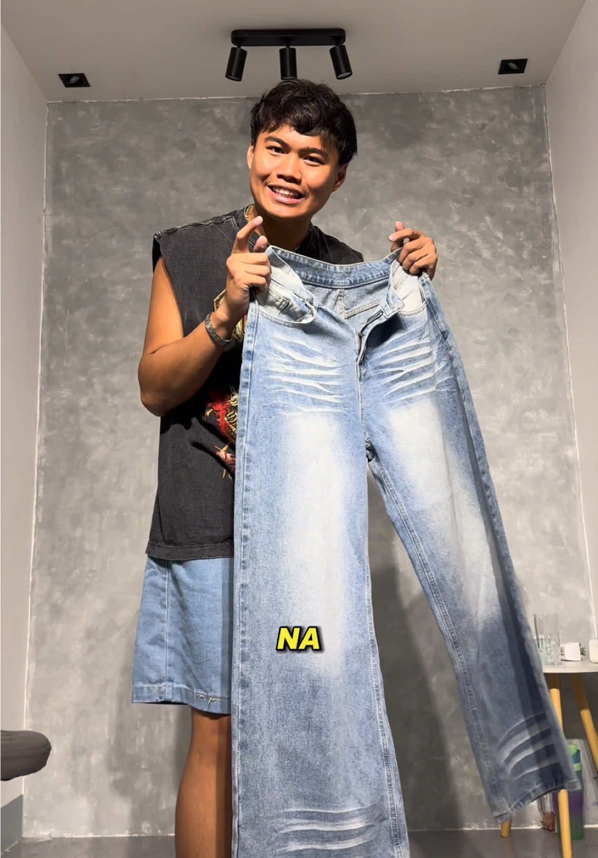 Saklap nito dati 2-3 weeks lala pre. Ngayong pre ON HAND bilis lang pramis🙈 #Pantsformen #Outfitformen #Outfitideas #Lightbluejeans #Baggypants 