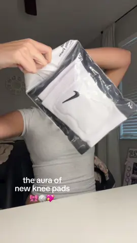 finally got some new ones 🏐 #nike #kneepads #volleyball @Nike 