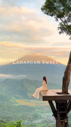 朝3時に起きて見に行った景色が素晴らしかった 詳しい場所はキャプションに書いてあるよ 🗒️ ・ツアーはあまりないからタクシーチャーターするしかない ・市内から3時間かかる ・地面がかなり、ぬかるんでるから汚れてもいい服装必須 ・朝日と夕陽がおすすめ ・近くにランプヤン寺院があるからそれとセットで行くのがおすすめ 📌 LAHANGAN SWEET #Indonesia