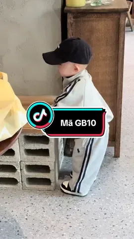 #thoitrangtreem #dobochobeyeu #dobochobegaibetrai #xuhuong #dobochobe ✨ Bộ nỉ thu đông cho bé yêu ✨ ✔ Chất nỉ 2 da cao cấp – mềm mịn, giữ ấm tốt ✔ Form dáng thể thao năng động, thoải mái vận động ✔ Màu sắc basic dễ phối – xám, kem, xanh than ✔ Logo thêu tinh tế, chuẩn style sang xịn 💰 Giá chỉ còn: 159K (giảm 33%) 👉 Mẹ sắm ngay để bé vừa ấm áp vừa cực “cool ngầu” nhé!