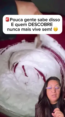 💡 Pouca gente sabe disso! Quem descobre, nunca mais vive sem! Se suas roupas brancas estão encardidas, faça assim: ✨ Misture: 2 colheres de bicarbonato 3 colheres de sabão em pó 1 pouco de vinagre 4 colheres de água oxigenada (40) 🥣 Dilua em 2 litros de água fervendo e mergulhe as roupas por 24h. Depois, esfregue ou lave normalmente. O resultado? Branco puro como novo! 🧺✨ #DicaDeLavanderia #RoupasBrancas #ManchasNuncaMais #BrancoPerfeito #SegredoDeCasa     
