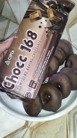 kasih toping donat dulu pake coklat kesukaan 🥰😋 #coklatbatang #coklatbatang168 #coklatbatang500gr #darkcoklat #topingdonat 