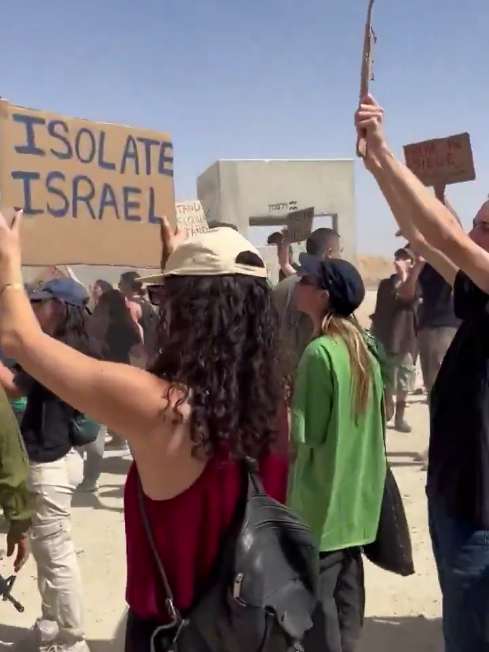 A group of activists arrived at the Gaza border and blocked the road used by the Israeli army for logistics deliveries. ◾️The demonstrators carried banners reading 