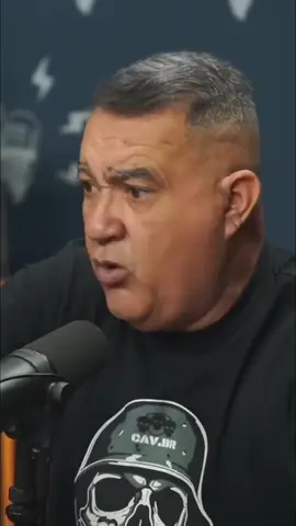 Ele patrulhava à noite e esperava os moradores guardarem o carro na garagem. A população de bem gosta da polícia, já quem não gosta... #polícia #segurança #comunidade #proteção #histórias #RioDeJaneiro