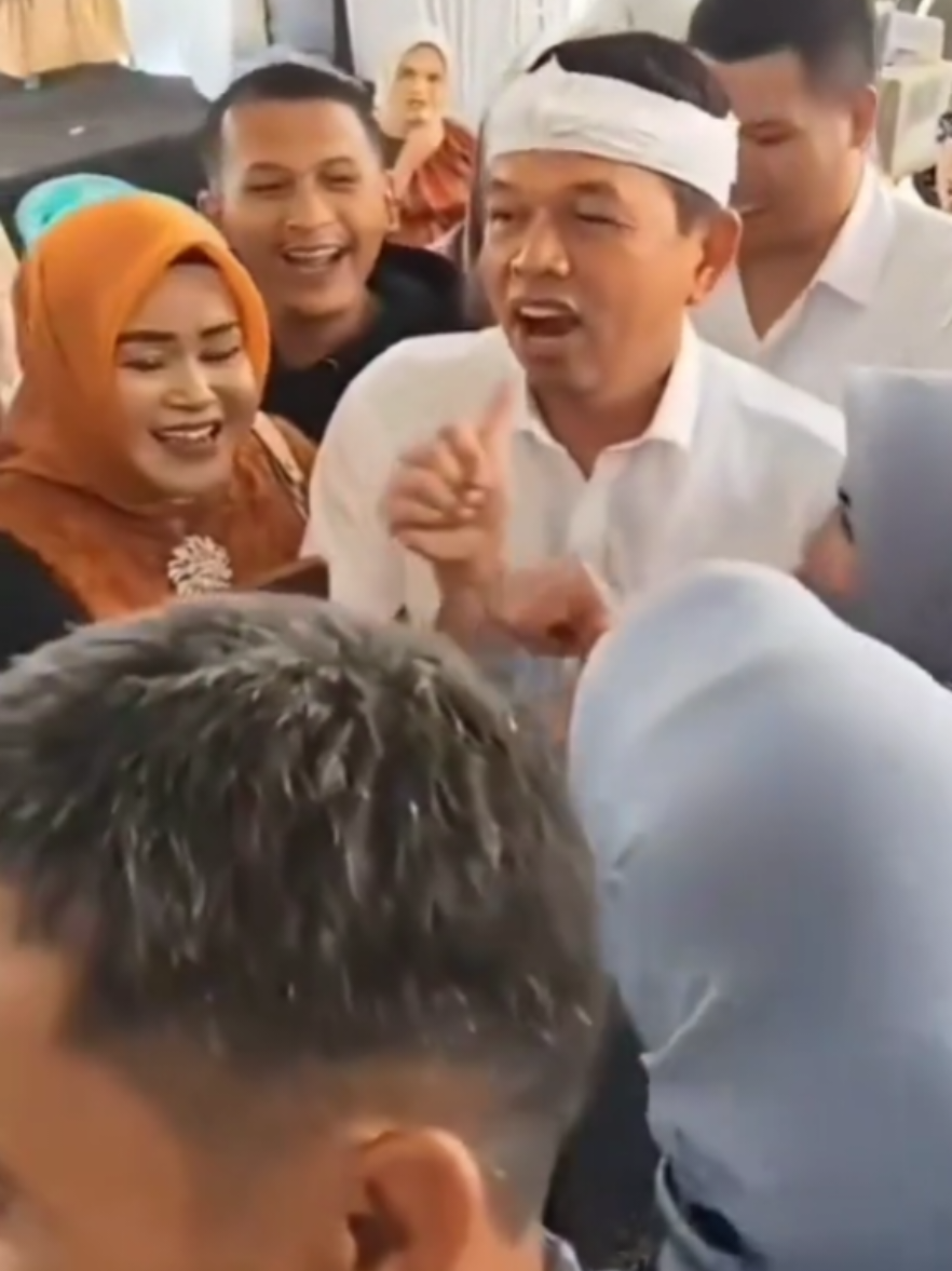 Di keroyok bapa aing #gubernurjawabarat #kdm #bapaaing #kangdedimulyadi 