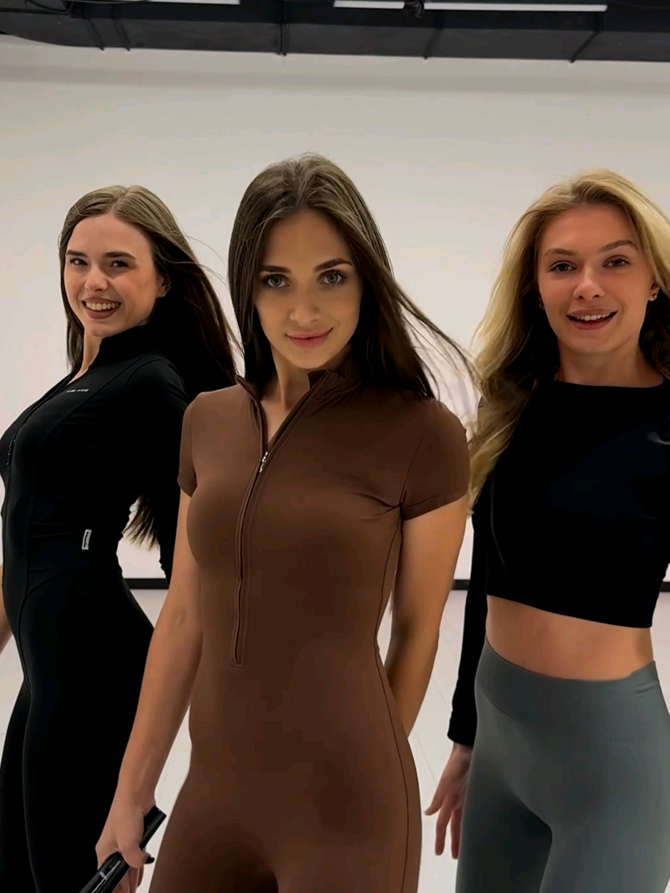 ✨ Three queens. One beat. Endless energy. 👑💃 Can you name the track? Drop your guess in the comments! Location: @bakundance ❤️ #DanceVibes #DanceQueens #Choreo #DanceEnergy #GrooveMode TikTok Viral 2025 / Latino / Reageton @TETYANA💕 @yaremyna @suprunovych 