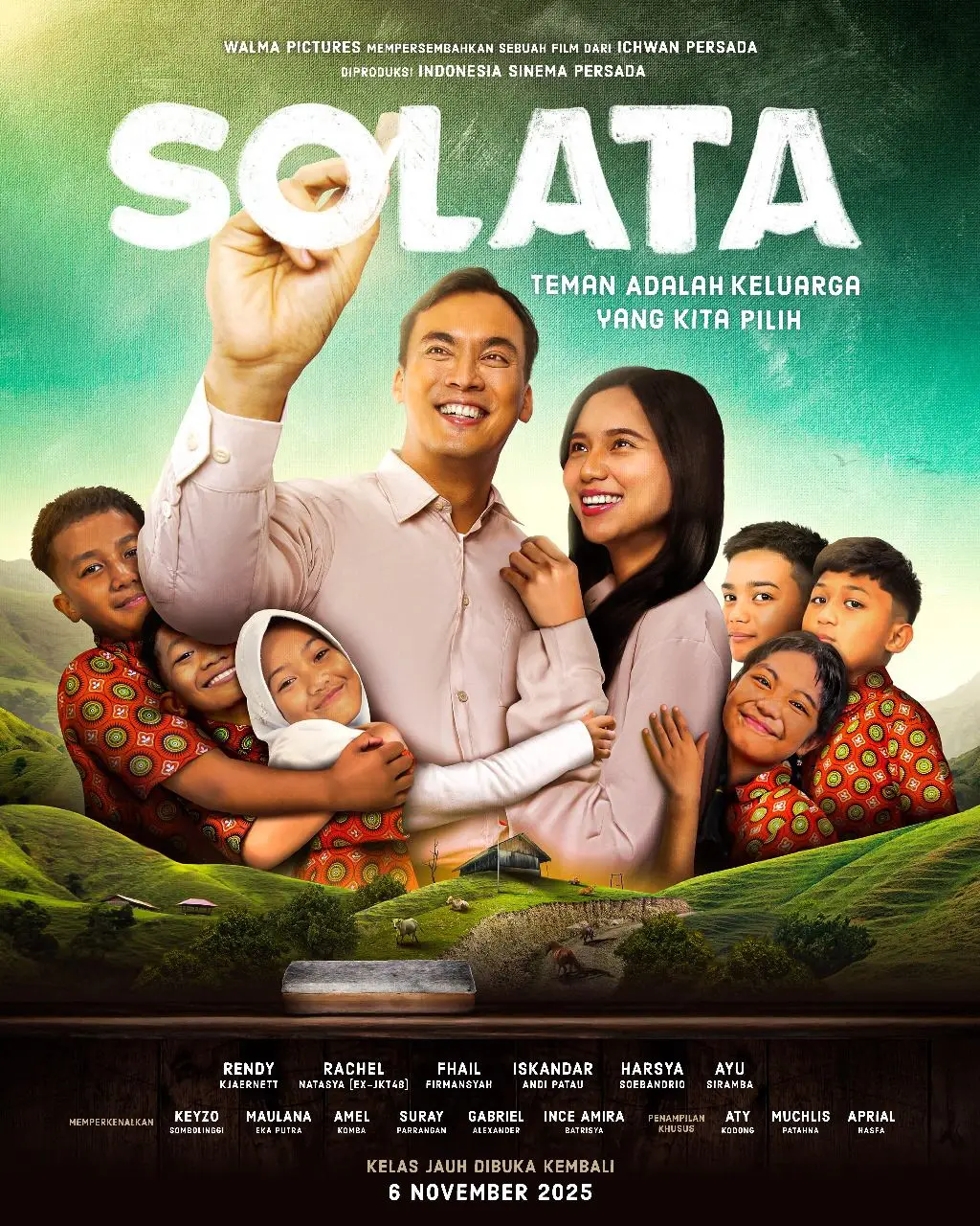 FILM SOLATA TAYANG DI BIOSKOP MULAI 6 NOVEMBER 2025 Film SOLATA [Teman Adalah Keluarga Yang Kita Pilih] dipastikan rilis di @cinema.21, @cgv.id, @cinepolisid, @platinumcineplex_id dan beberapa bioskop independen mulai 6 November 2025. Bercerita tentang Angkasa yang “melarikan diri” dari Jakarta untuk menjadi relawan guru di Ollon - Tana Toraja. Di sana ia bertemu 6 murid dengan nama-nama depan mirip Presiden Indonesia: Karno, Harto, Mega, Bambang, Wahid dan Habi. Dibintangi oleh @rendykjaernet1, @rclnatasyaa , @fail firmansyah, @bang.iss , @theharsubs dan @ayusiramba . Memperkenalkan @keyzoo_sombolinggi, @maulan_aputraa, @amelkomba, @surayparrangan, @xandergcr_08 dan @_.inceaimy._3. Dan penampilan khusus @aty_ratu_kodong, Muchlis Patahna dan @aprialhasfa.  Dengan original soundtrack dari @hippotopia. Dan diproduseri/disutradarai oleh @ichwanpersada #film #torajautara  #tanatoraja #fyp #masukberanda 