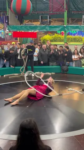 🎡🔥 Teufelsrad – Damenfahrt! Oida, des war a Gaudi! 😅 Bis zu de Lassos hob i mi g’halten 💪 – dann wars vorbei. Mia Mädels samma g’flogn wia de Brezn! 🥨😂 #WiesnGaudi #Oktoberfest #Teufelsrad #Damenfahrt #Minga