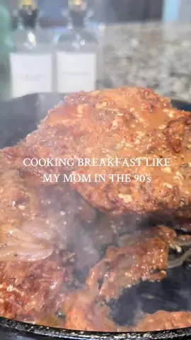 this is me cooking like a 90’s mom 🫶🏽 #breakfast #breakfastideas #smothered #breakfastrecipes #yummy 