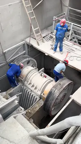 Large jaw crusher installation site#jawcrusher #stonecrushersupplier #sandandgravel 
