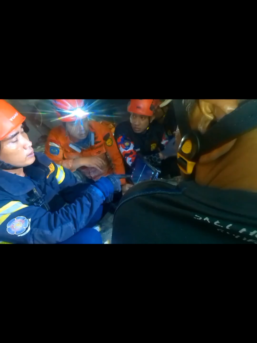 detik-detik petugas team rescue menyelamatkan diri dari lokasi robohnya masjid di pondok Al-Khoziny. karena mendengar ada nya reruntuhan yang jatuh.  #pemadamkebakaran #rescue #firefighter #alkhozinybuduran #fyp 