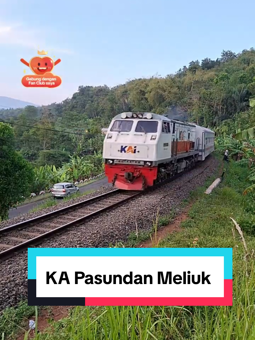 Kereta Api Pasundan Meliuk Jndah di Kaki Gunung Sadakeling  #keretaapiindonesia #keretameliuk #keretaapi #masinisramah #railfansindonesia  terimakasih Para Masinis Ramah