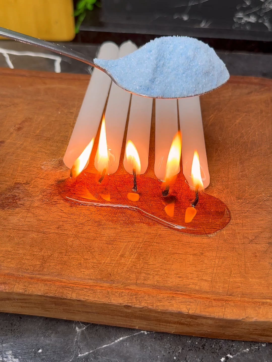 Посыпьте горящие свечи стиральным порошком, и вы удивитесь результату.#кухня #готовитьпросто #блюдо #tik_tok #рецеп