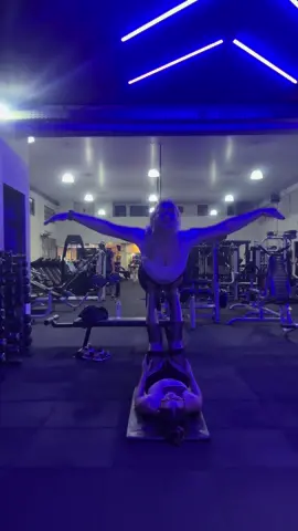 Eu na primeira aula de yoga com minha amiga 🫣😂 #yoga #yogagirl #aula #academia #meme 