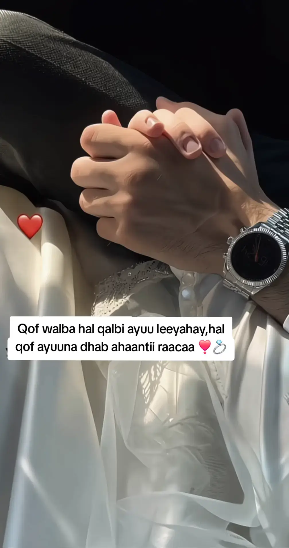 Qof walba wuxuu leeyahay hal qalbi,qalbigaasna mararka qaar hal qof ayuu ku xirmaa. Mar haddii uu ku xirmana, ma sahlana inuu si fudud uga soo noqdo. Waxaa laga yaabaa inaad isku daydo inaad  dhahdo waan ka  gudbay, ama aad iska dhigato qof iska caadi ah, laakiin gudahaaga waxaad ogtahay in qalbigaagu weli halkaas qof uu ku dheggan yahay. Waqtiga  wuu socdaa, dad cusub ayaad la kulantaa, balse mar kasta oo aad kaligaa noqoto, qalbigaagu wuxuu xusuustaa hal magac… hal qof… hal xusuus. Waxaa laga yaabaa qofkaas in nolosha idin kala fogeysay, in xaaladuhu idin kala geeyen , balse qalbigu ma ilaawo qofkii uu hal mar  jeclaaday  Wuxuu ku xirmaa qofkaas si qoto dheer, wuxuuna ka diidaa in uu boos u sameeyo qof kale. Haddii aad isku aragto in weli aad qof ku xiran tahay, ogow inaad kali ahayn… dad badan qalbigooda hal qof ayuu raaca, qofkas oo weli u haayo xusuus iyo jacayl aan laga go’i karin. 🖤 #foryoupage❤️❤️ ##follwme👈 #thankyou 