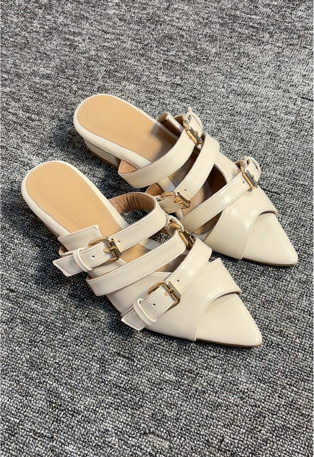 Keren si modelnya, empuk lagi, sayang banget kalo ga cekout🥶#xyzbca #sandal #sandalwanita 