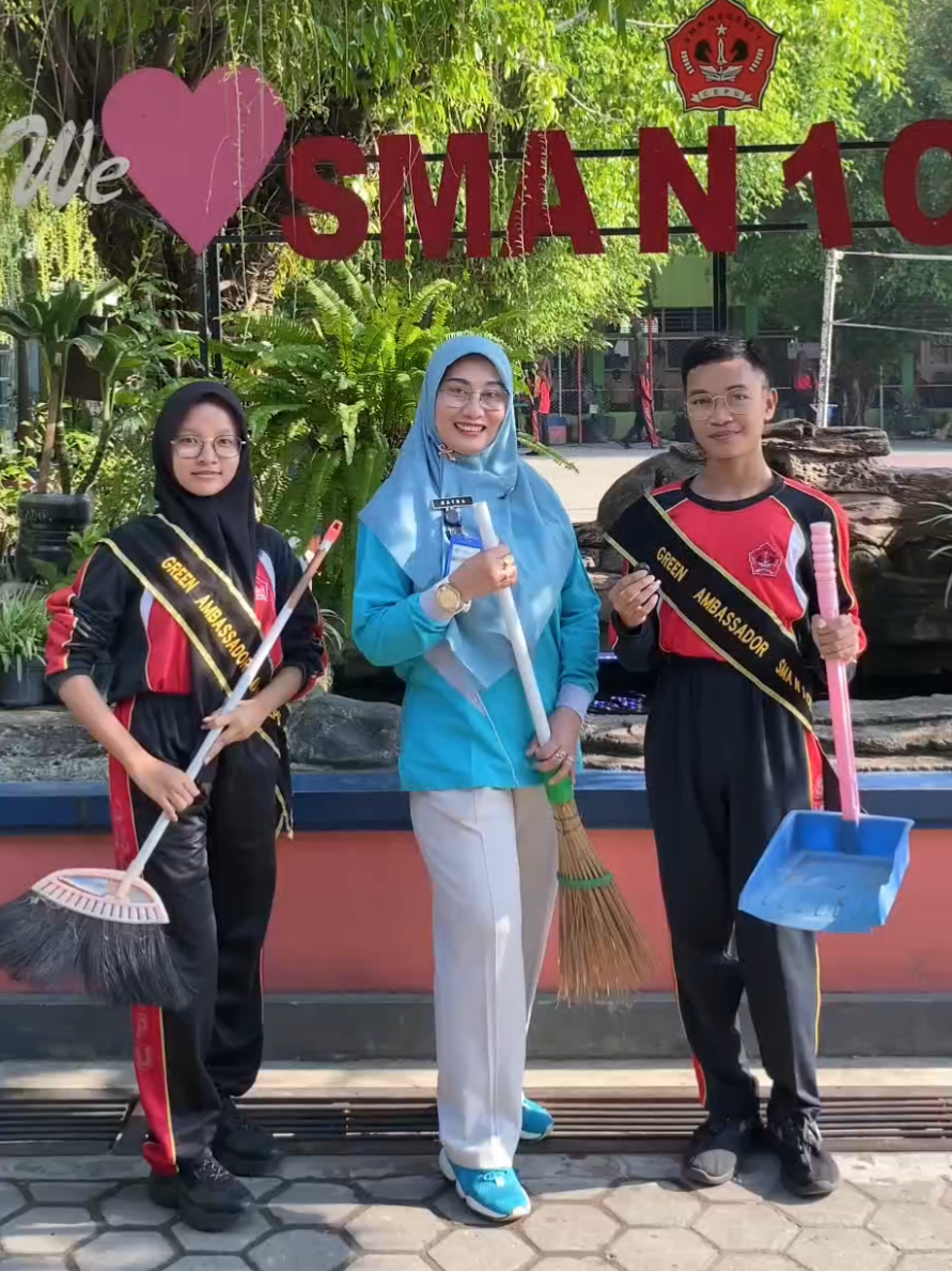 BULAN BHAKTI GOTONG ROYONG SMA NEGERI 1 CEPU KE 1 (BBGRS 1) Dalam rangka Memperingati World Clean Up Day.  Kegiatan BBGRS Ke 1 di ikuti oleh Kepala Sekolah, Guru, Tenaga Kependidikan, Komite Sekolah, Babinsa, Babinkamtibmas, Warga Sekitar dan Murid SMA Negeri 1 Cepu dengan sasaran lokasi Lingkungan SMA Negeri 1 Cepu, Lingkungan Warga  Sekitar sekolah, Fasilitas Umum Taman Tuk Buntung dan Sungai Jalan Taman Siswa.  Semoga Bermanfaat... 