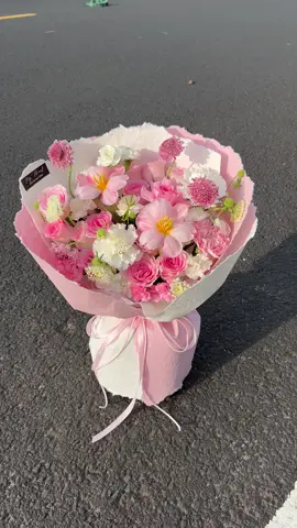Tôi chưa từng thấy cô gái nào không thích hoa…🥰#hoatuoi #flowers #hoa #hoatuoidongxoai 