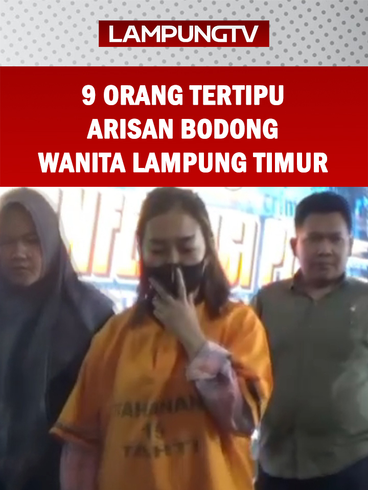 BANDARLAMPUNG (3/10/2025) – Seorang wanita Lampung Timur diduga menipu dan menggelapkan uang arisan sertainvestasi bodong dengan kerugian total Rp1,2 miliar. Pelaku ditangkap unit Tipiter Satreskrim Polresta Bandarlampung di Palembang, Sumatera Selatan, Senin 29 September 2025. Kapolresta Bandarlampung Kombes Pol Alfret Jacob Tilukay, Jumat 3 Oktober 2025, mengungkap kronologi penangkapan dan modus penipuan dengan tersangka berinisial MPS, warga Lampung Timur. Polisi menerima empat laporan polisi dengan korban sembilan orang. Hasil pemeriksaan MPS beraksi sejak 2018. Ia menawarkan arisan dan investasi bodong melalui media sosial WhatsApp dengan janji keuntungan 10 persen per bulan. Korban diyakinkan investasi berkembang pesat dengan banyak peminat. Modus operandi penipuan adalah dengan membuka paket arisan duet untuk dua  orang dan kuartet untuk 4 orang. Diketahui total paket arisan lebih dari 20 paket. Untuk menarik perhatian calon korban, tersangka secara sistematis memenangkan pengikut arisan nomor 1. Namun, pemenang pertama ternyata adalah anggota fiktif yang dibuat oleh tersangka. Peserta urutan terakhir dijanjikan dapat uang arisan ratusan juta rupiah. Namun, uang arisan ternyata ditilep MPS. Sedikitnya sembilan orang lapor polisi dengan kerugian total Rp1,2 miliar. Beberapa korban merupakan warga Lampung yang mengaku tergiur dengan iming-iming keuntungan cepat. Polisi menyita barang bukti bukti transfer, rekening koran serta screenshot percakapan WhatsApp milik MPS. Tersangka dijerat dengan Pasal 378 atau Pasal 372 KUHP dengan ancaman hukuman maksimal empat tahun. @lampungtelevisi.com