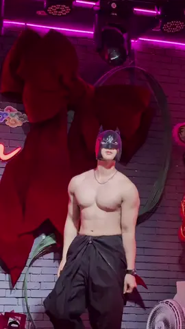 Batman đi làm tại say hi quán