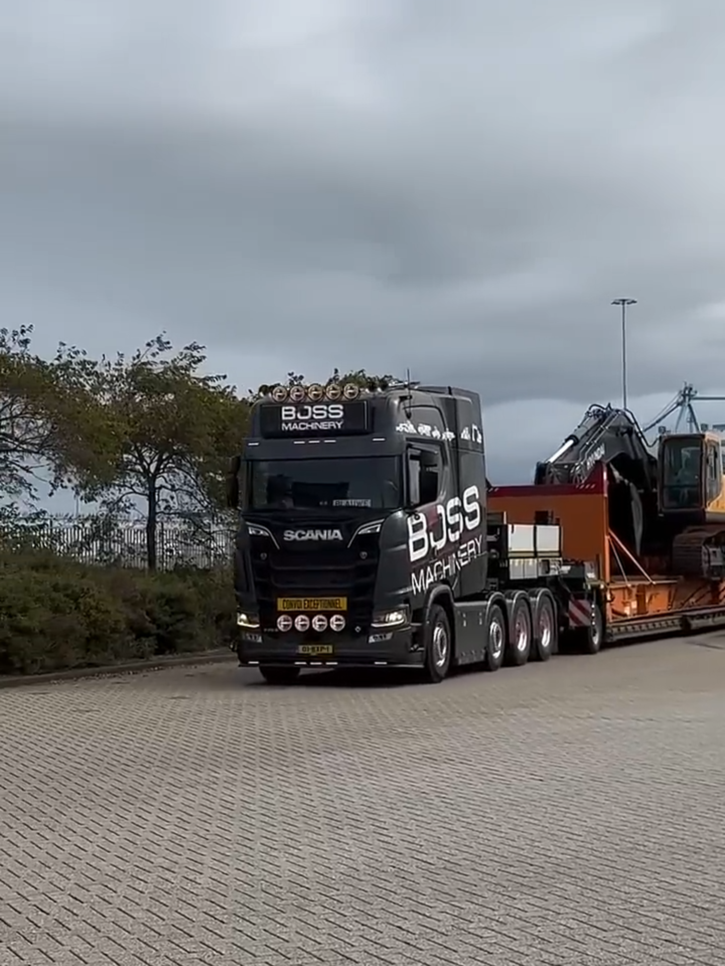Scania 770S V8 Open Pipe 8x4 #exhaust #trend #v8 #scania #openpipe #truckspotter #Scania #ScaniaTrucks #TruckLife #TruckDriver #EuropeTrucks #EuropeanTruckers #LongHaulLife #TruckersLife #lifeontheroads #BigTrucks #TruckSpotting #KeepOnTruckin #FYP #ForYouPag #Viral #nextgen