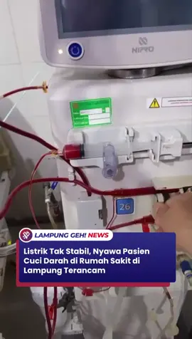 Bandar Lampung - Keluarga pasien cuci darah di salah satu Rumah Sakit (RS) di Bandar Lampung mengeluhkan kondisi layanan cuci darah yang dinilai membahayakan keselamatan pasien karena kondisi listrik yang tidak stabil. Salah satu keluarga pasien, H (27) mengatakan, kejadian tersebut sangat berbahaya karena setiap kali listrik padam, mesin cuci darah langsung berhenti beroperasi. Peristiwa itu terjadi pada Senin (29/9) lalu. “Kalau listrik mati, mesinnya ikut mati. Harusnya ada baterai supaya tetap jalan. Kalau mesin berhenti, darah bisa beku, nyawa pasien terancam,” ujarnya. Ia mengatakan, sudah berulang kali menghubungi pihak RS, namun tidak mendapat tanggapan. Bahkan, perawat di ruang cuci darah juga kewalahan karena harus bolak-balik mengatur ulang mesin setiap kali listrik mati. “Perawat sudah sigap, mereka sampai jengkel juga dengan kondisi ini. Pasien banyak sekali, dibagi dalam dua sampai tiga shift. Kalau listrik mati, mereka harus reset ulang mesin, sementara pasien menunggu. Dokter jaga ada, tapi kalau listrik dan air bermasalah, mereka pun tidak bisa berbuat banyak,” jelasnya. H melanjutkan, stok air bersih di ruang cuci darah beberapa kali habis, sehingga pasien terpaksa menunggu hingga malam untuk mendapatkan giliran. “Banyak pasien yang datang dari luar daerah, ada yang berangkat sejak jam empat pagi. Harusnya siang sudah selesai, tapi karena air habis, baru bisa cuci darah malam hari,” tambahnya. Selain listrik dan air, H juga mengeluhkan kondisi fasilitas di ruang cuci darah RS tersebut. Toilet dan sarana kebersihan dinilai sangat buruk, jauh dari standar kenyamanan RS. Menurut H, persoalan ini diduga ada kelemahan dari sisi manajemen RS. “Kalau ditanya perawat atau keluarga pasien lain, pasti jawabannya sama. Pelayanan medis sudah maksimal, tapi fasilitasnya yang sangat kurang,” ujarnya. (Taufik)