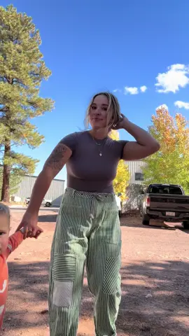 My husband failed to mention my hair looked WILD AHHA #Momootd #motherhoodunplugged #momfit #outfitinspo #freepeople 