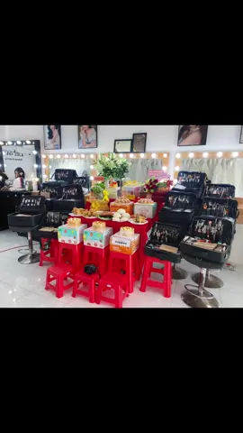 Hôm nay ngày 12/8âl giỗ tổ nghề tổ nghiệp makeup. Con cúi xin Tam Vị Thánh Tổ luôn soi sáng cho con trên con đường làm nghề luôn được thuận lợi, công việc hanh thông, khách hàng yêu mến Cầu xin Tổ độ cả team Kiều Oanh Lê luôn đắc show đắc khách, chị em hoà thuận. #TeamKieuOanhLe #KieuOanhLe_studio #TUNI_studio