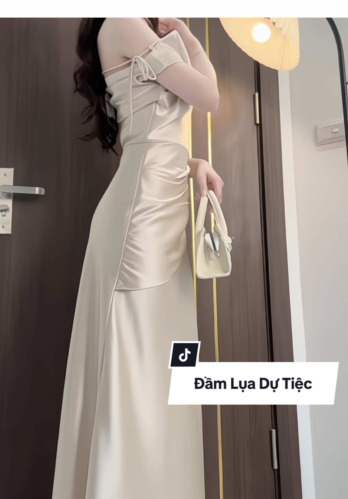 Tìm được chiếc Đầm Lụa dự tiệc vibe tiểu thư . Mặc lên tự nhiên thấy dịu dàng hẳn 🫣🌹#xuhuong #nganthanthien #damlua #vaylua #vairal 