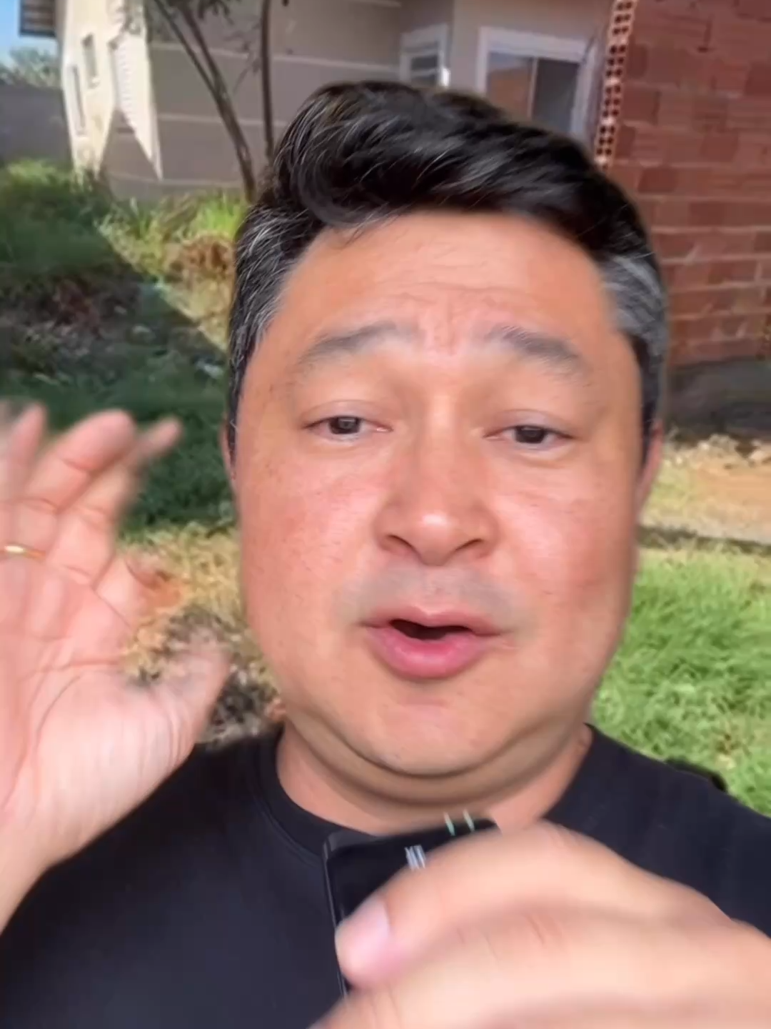 Essa casa estava largada há tanto tempo que parecia inviável… mas foi comprada por um valor que não paga nem um carro usado. 👉 Uma venda direta simples, sem dor de cabeça. 👉 Apenas limpeza e pintura já bastam para valorizar. 👉 E o resultado? Patrimônio pronto pra colocar dinheiro no bolso. A diferença não está no imóvel, mas em saber identificar a oportunidade que ninguém vê. E pra facilitar esse processo eu uso a QAchado, uma plataforma que me mostra imóveis muito abaixo do valor de mercado (aqueles que quase ninguém enxerga). 💬 E me conta: você teria coragem de comprar uma casa abandonada pra transformar em lucro? #leilaodeimoveis #casasvenda #imoveis #leilaodeimoveiscaixa #casa #leilaoextrajudicial #imoveiscaixa