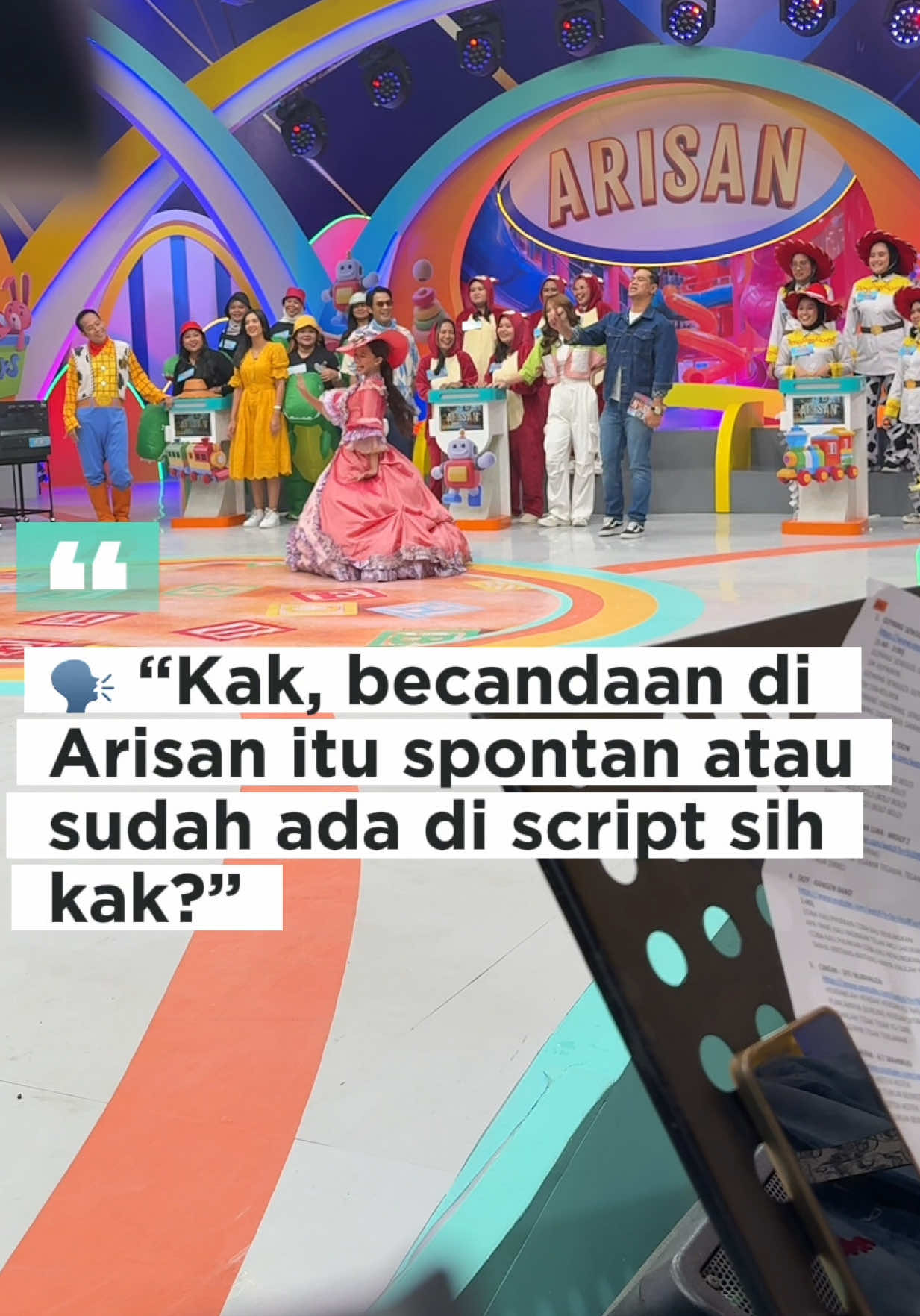 Jawabannya: Tidak ada di script ya.. Semua pure spontanitas para kapten dan pengisi acara …  Kalo menurutku komedi itu bakal terasa lucunya karna ada posisi pancing, posisi tangkap dan juga posisi lemparnya..  Nah di Arisan semuanya lengkap, mantap! 