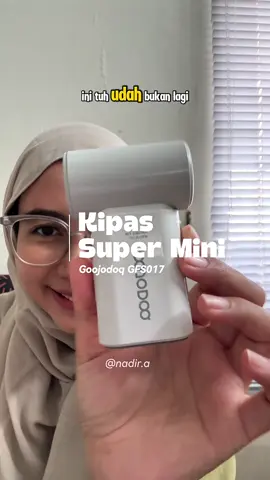 Super Mini ga tuh? 😅  Enak bgt buat masuk tas kecil dan ini ringan bgt. Ini seri kipas turbo dari Goojodoq GFS017 ya...mumpung masih ready, buruan di checkout! 😍  #rekomendasi #kipasmini #goojodoq #gfs017 #kipasturbo 