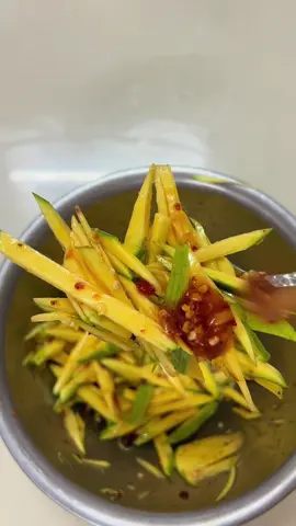 Khuya rồi lôi xoài ra làm món này đi cả nhà ơi. Mồm chữ A , mắt chữ O luôn #xoaimamduong #tromxoaibandem #xoaichua #bepnhanam #lenxuhuong 