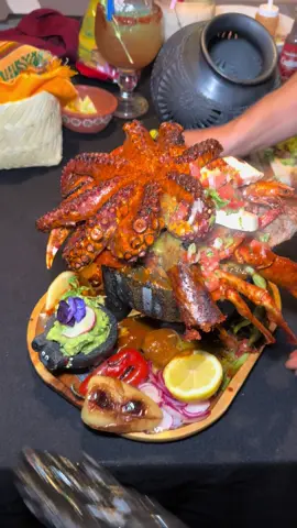 Jamás había visto un molcajete con un pulpo asado @Chingadazos Taqueria & Bar #molcajete #pulpoasado