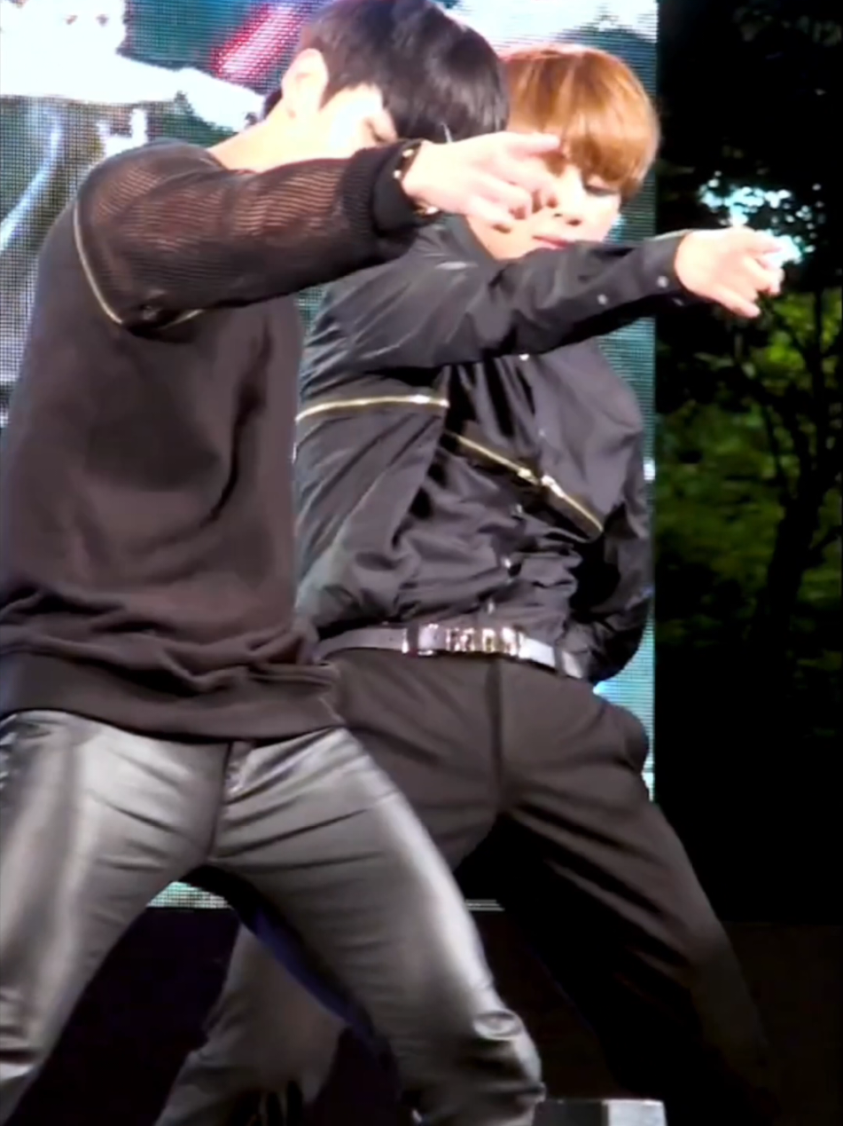 Taehyung went extra hard with those hip thrusts in No More Dream 🔥🗣 #taehyung #v #taehyungedit #kimtaehyung 