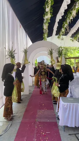 03/10/2025 Wedding kak sintia  Binorong-gebang bunder Aura wedding More info   #085708194447  #IG@aura_salon_wedding085708194447Sembung-Bangsri-Plandaan-jombang
