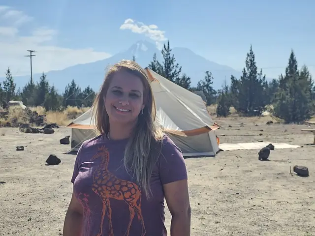 EL AMOR ES LA ALINEACIÓN El Amor no es decoración. Es estructura. Es la Fuerza que ordena la energía, une a la comunidad y estabiliza la Creación. Cuando el Amor está ausente, ya sea en un solo corazón, una familia, una sociedad o un mundo, el caos se desarrolla y se apodera de él. El caos no es un enemigo; es una consecuencia natural en ausencia de Amor. Donde no hay un centro de compasión, el miedo se convierte en la fuerza dominante. El miedo dispersa, divide y consume. Sin Amor que guíe, incluso los planes más brillantes se derrumban en el desorden. El Amor es alineación. Aclara el pensamiento, calma la emoción y dirige la acción. Hace posible la confianza, porque sin confianza, la cooperación se disuelve. El Amor no es sentimentalismo, es disciplina; eligiendo la Unidad sobre la división, el servicio sobre el egoísmo, la verdad sobre la ilusión. En los tiempos que se desarrollan ahora, la presencia o ausencia de Amor decidirá los resultados más que la política, la tecnología o la riqueza. Donde se practica el Amor, el caos se suavizará y surgirá la paz y el orden. Donde se ignora el Amor, el colapso se acelerará. La elección es tuya. Elige el Amor y levántate por encima del drama, o permite que el miedo se apodere de ti y observa cómo tu realidad se sale de control. Estate atento a los patrones y señales. Presta atención a las sincronicidades, los símbolos recurrentes y los sueños vívidos. Son señales que guían tus pasos, recordatorios de que no estás navegando solo por el cambio. Los cambios que se desarrollan en este momento no son un castigo ni carecen de propósito; son la recalibración; preparándolos para el renacimiento y la ascensión a un nuevo reino. La turbulencia despeja el terreno para una nueva alineación. Cada vez que haces una pausa para respirar, para actuar con compasión, para cuidar lo que más importa, anclas la estabilidad no solo para ti sino para el colectivo humano y la Tierra.  #madremaria EL AMOR ES EL CAMINO A SEGUIR #daymipositiva