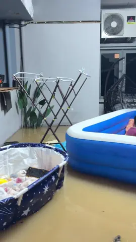 duduk diam2 dalam tu ..  #banjir2025 