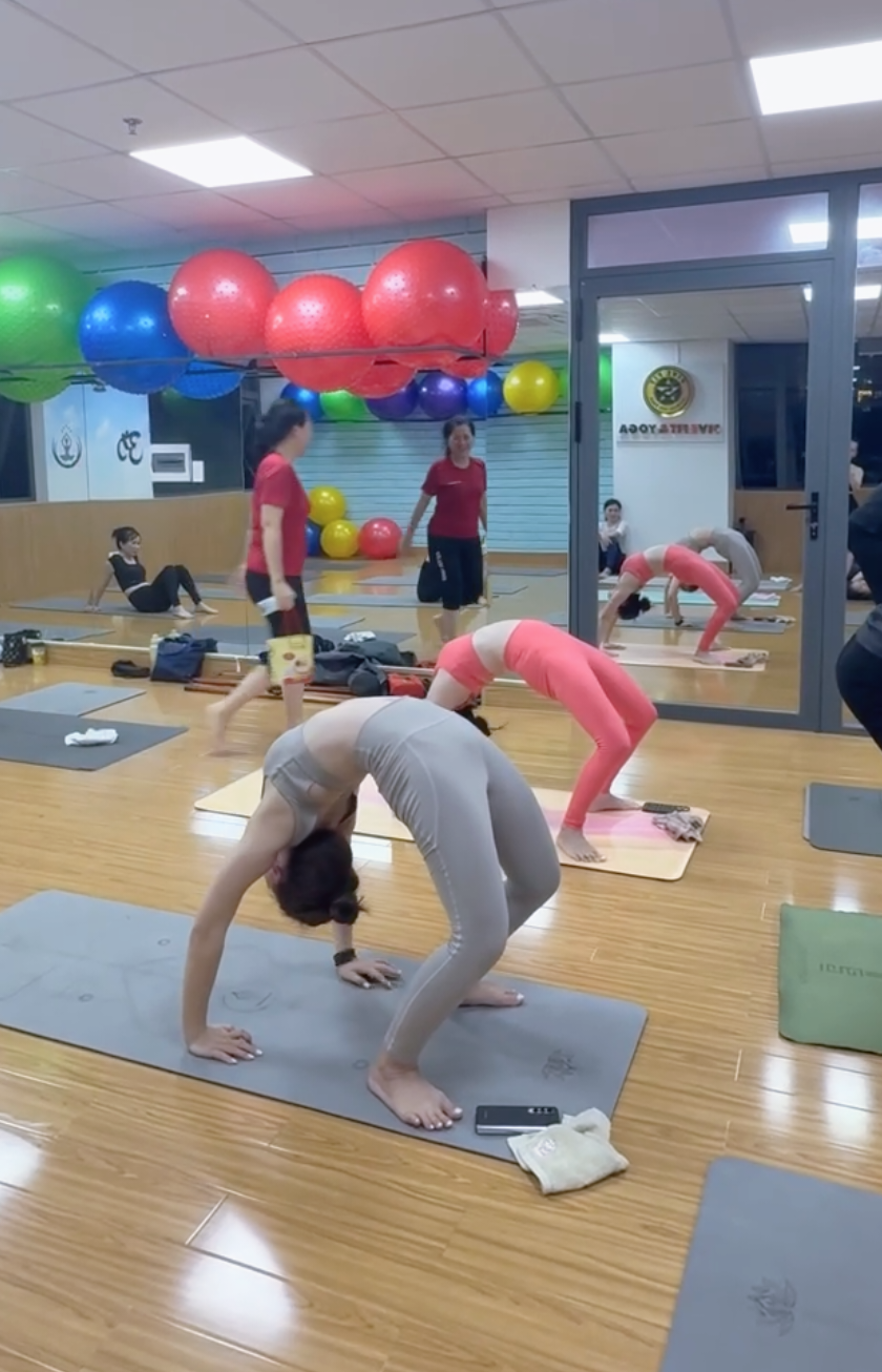 Nay có thêm người làm màu cùng🥰🥰 #viral #yoga #yogaday #yogadaily #yogapose 