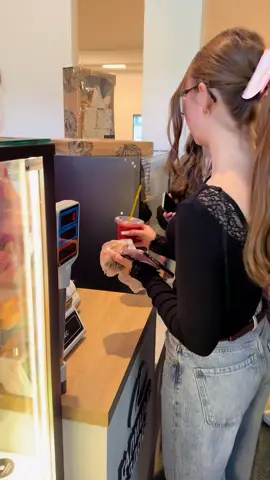 У Сихівському ліцеї тепер є Галицька здоба🥳 Цього разу вдалося зняти декілька відгуків😌 Дякуємо усім, хто поділився своїми враженнями❤️ Тішимося, що Вам смакує😋 А тепер Ваша черга — діліться в коментарях, що любите більше👇🏻 #сихівськийліцей #галицьказдоба #рекомендації #українськийтікток #учні 